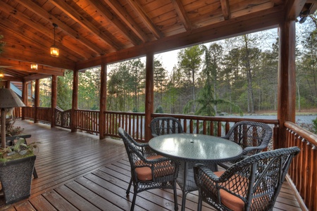 Sassafras Lodge- Front porch picnic seating