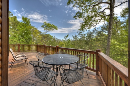 Aska Lodge- Outdoor deck seating with table and chairs and a mountain view