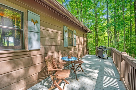 Bullwinkle's Bungalow - Front Deck Grilling Area