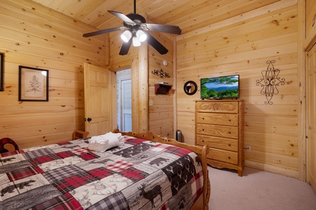 Celtic Clouds - Lower Level Queen Bedroom