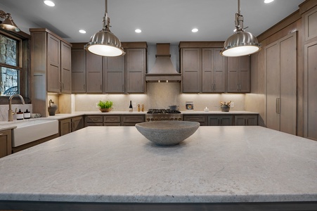 Vacay Chalet - Kitchen Island