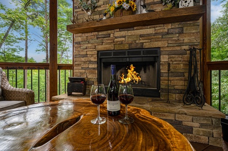 Three Loves Cabin - Upper-Level Wood Burning Fireplace