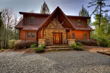 Reel Creek Lodge- Exterior cabin view of the front entrance and driveway