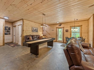 Fern Creek Hollow Lodge - Lower-level Entertainment Area