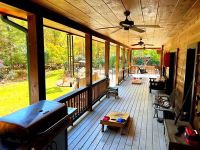 Stanley Creek Lodge - Grilling Station with Cornhole