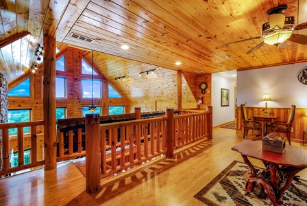 Peacock Chalet- Loft