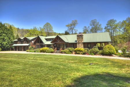 Stanley Creek Lodge - Front View of Cabin