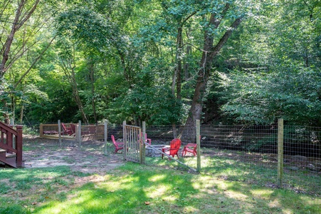 Hemptown Hideaway- Fenced back yard space
