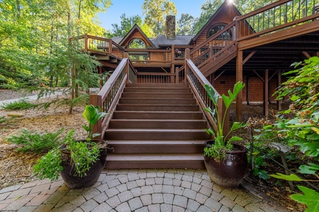 Hubbard's Hideaway - Back Deck Staircase