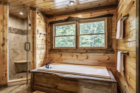 Lookout Lodge - Upper Level King Suite Bathroom