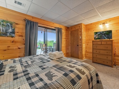 Sunrise on the Ridge - Lower-Level Queen Bedroom