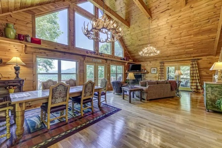 Brown Bear Vista - Main Level Living and Dining area