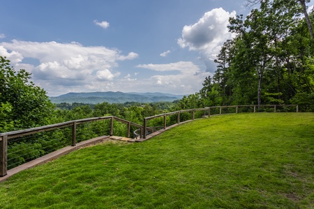 Lookout Lodge - Manicured Grounds