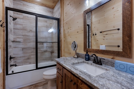 Eagle Ridge - Lower Level Shared Bathroom