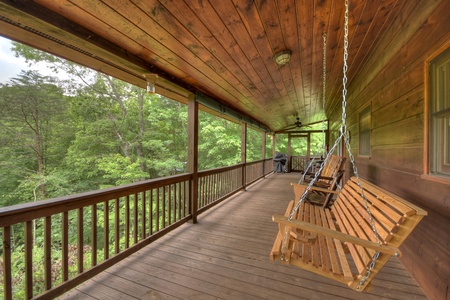 Ole Bear Paw Cabin - Deck Swing