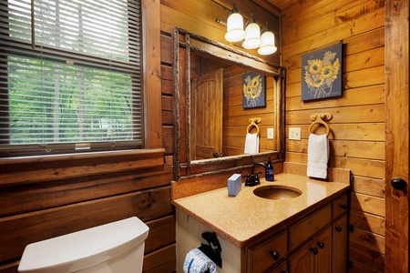 Tuckaway Cave - Main Level Bathroom