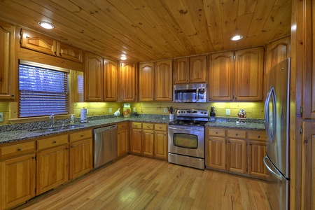 Bearcat Lodge- Fully equipped kitchen area