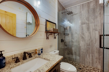 Bentley's Retreat - Entry Level Shared Bathroom