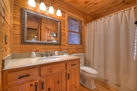 Blue Lake Cabin - Entry Level Full Bathroom