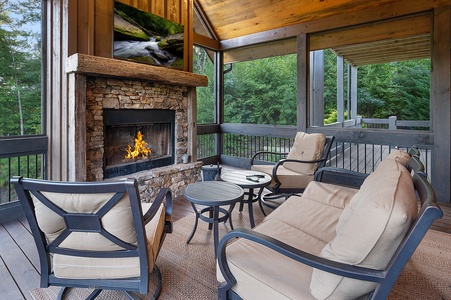 3 Peaks - Screened in Outdoor Seating with Fireplace