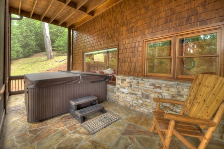 Saddle Lodge - Hot Tub on Screened In Deck