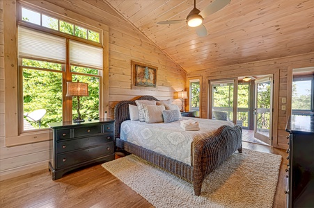 Kricket's Overlook- Upper level master bedroom with deck access