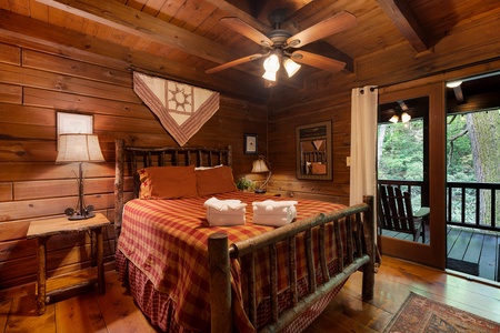 Tuckaway Cave - Main Level Queen Bedroom