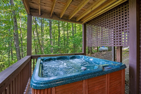 Bullwinkle's Bungalow - Lower Level Patio Hot Tub