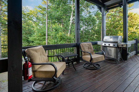 3 Peaks - Covered Sitting area with Gas Grill