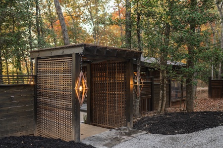 Easy Tiger - Outdoor entryway leading to the cabin