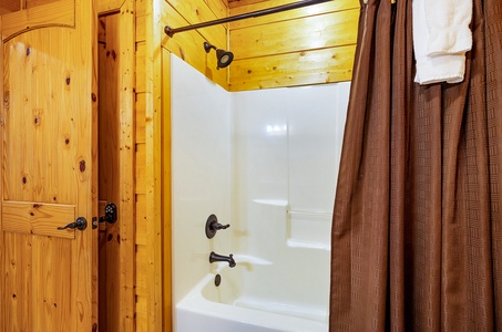 Yogi's Retreat - Lower Level shower/tub combo