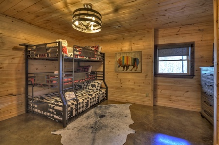 Whisky Creek Retreat- Triple bunk bed room