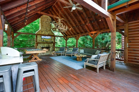 Bentley's Retreat - Back Deck Entertainment Area