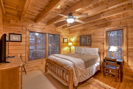 Blue Lake Cabin - Entry Level Queen Bedroom