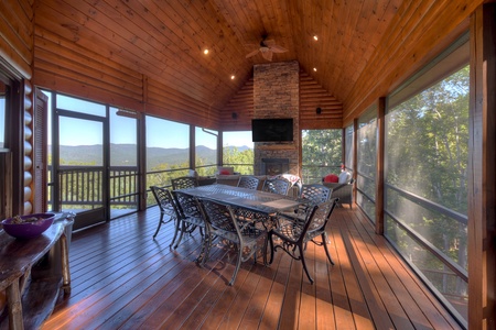 Fraggle Rock - Screened-In Deck Dining Area