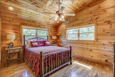 Brown Bear Vista - Upper Level Queen Bedroom