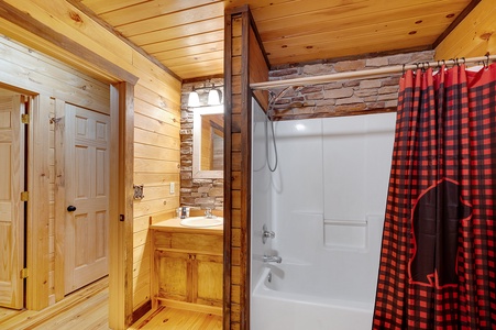 Hemptown Hideaway- Full entry level bathroom #2