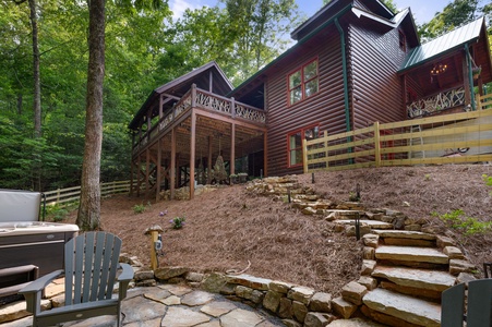 Bentley's Retreat - Back of Cabin