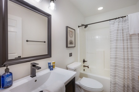 Scenic Ridge - Upper-level Shared Bathroom