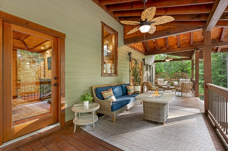 Goose Island Retreat - Entry Level Covered Sitting Area