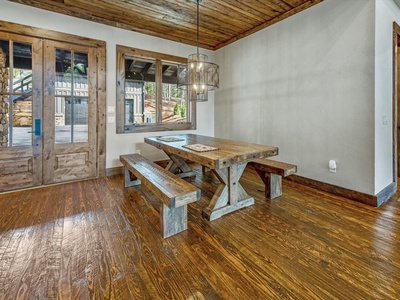 Misty Trail Lakehouse - Dining Area