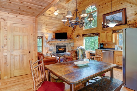 Wise Mountain Hideaway - Dining and Family Room area