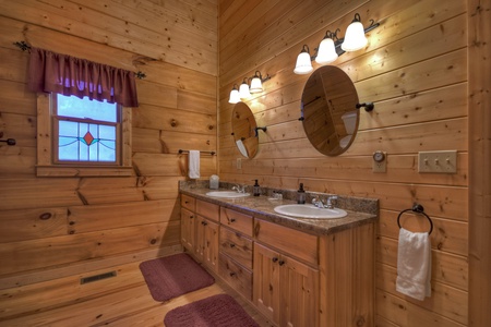 Eagles View - Entry Level King Suite Private Bathroom