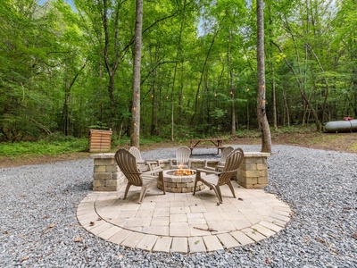 Lazy Bear Cove- Firepit space