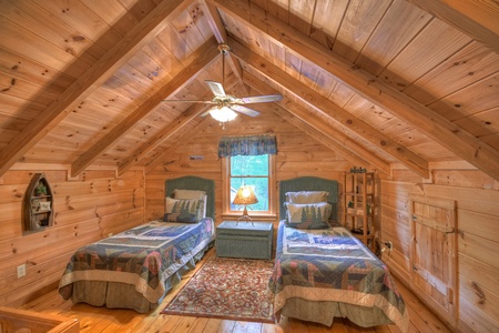 Falling Leaf- Bedroom with 2 twin beds in the loft