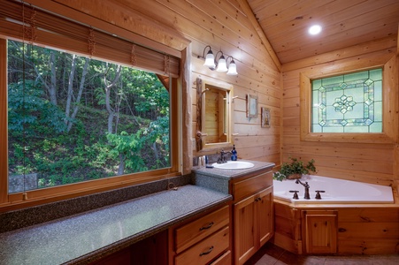 Celtic Clouds - Upper Level Queen Bedroom's Private Bathroom