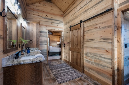 Eagle Ridge - Upper Level Primary King Bedroom's Private Bathroom