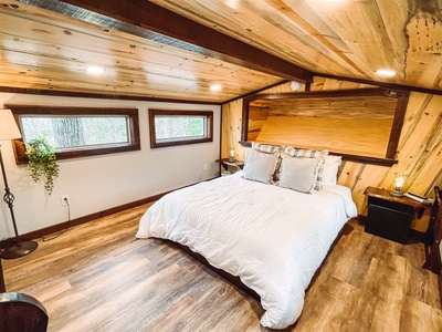 Misty Mountain Treehouse - Loft Level Double Bed