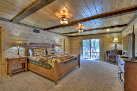 Stanley Creek Lodge-  Master bedroom with balcony
