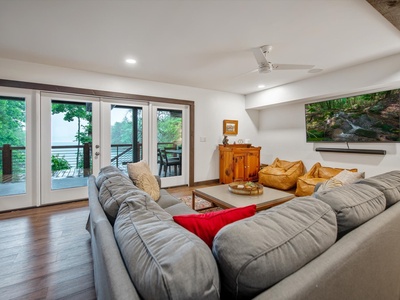 Gleesome Inn- Lower level living area with deck access